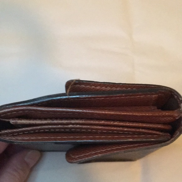 Louis Vuitton compact wallet. EUC. Brown leather with monogram. Holds CC/change - Picture 3 of 7